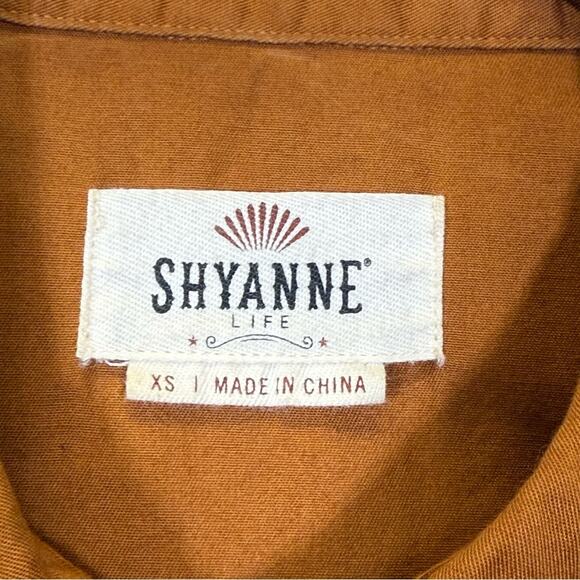 Shyanne, Brown Pearl Snap Top. Size XS. Minor staining on the front as shown. - Picture 4 of 7